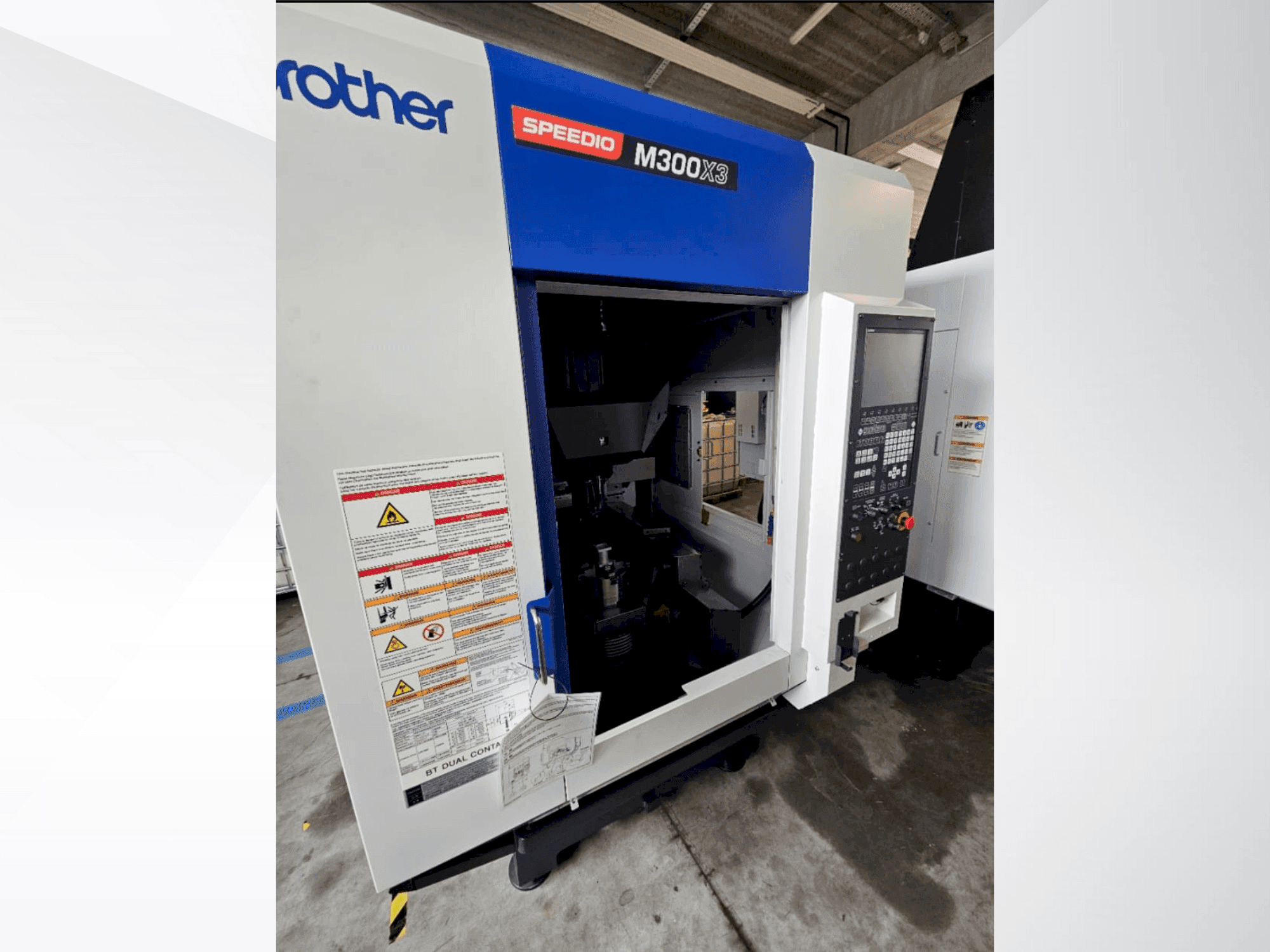 Vooraanzicht  van Brother Speedio M 300 X3  machine