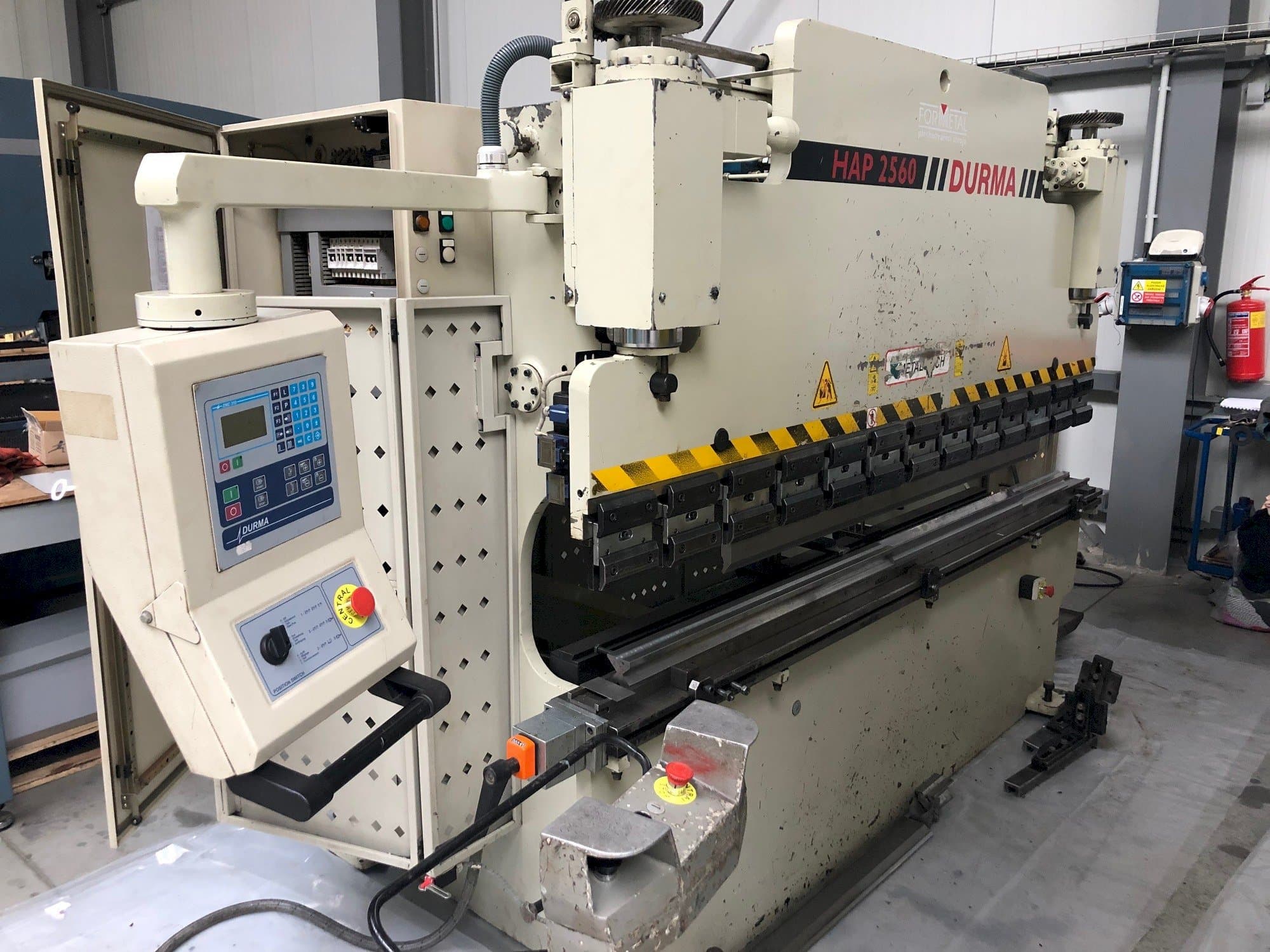 Vooraanzicht  van Durma HAP 2560  machine