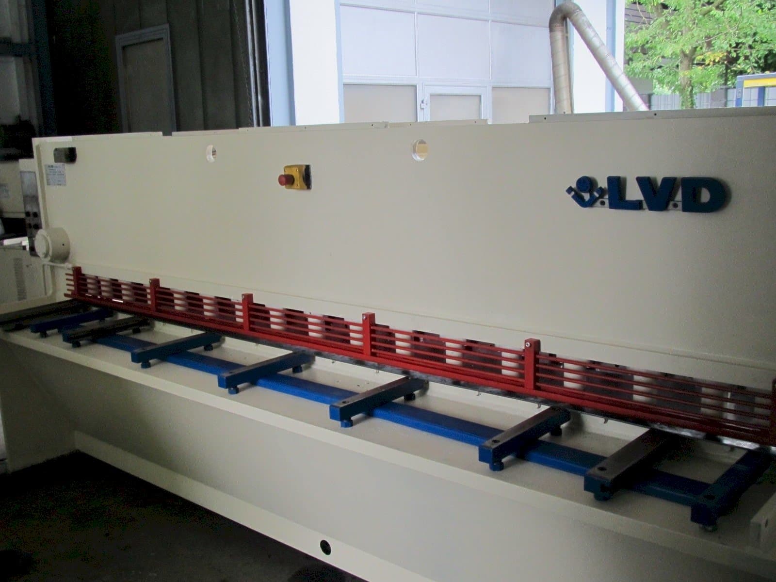 Vooraanzicht  van LVD HST  31/6  machine