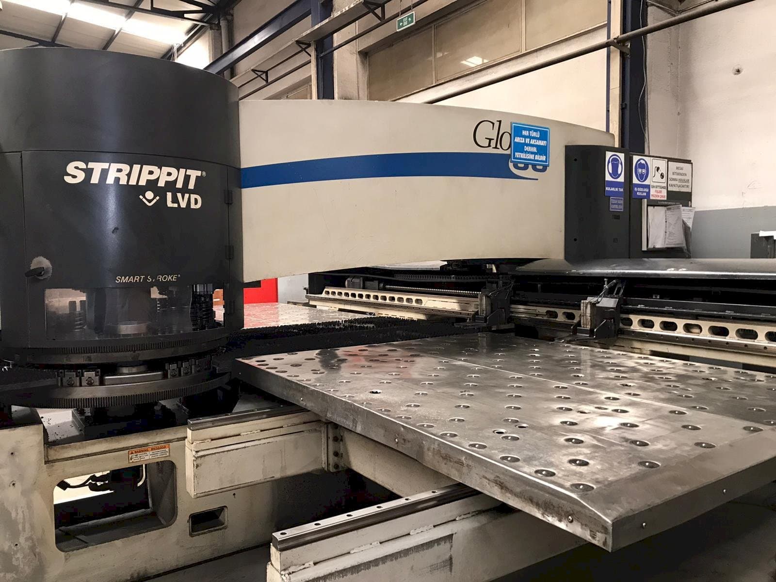 Vooraanzicht  van LVD STRIPPIT Global 30 1525  machine