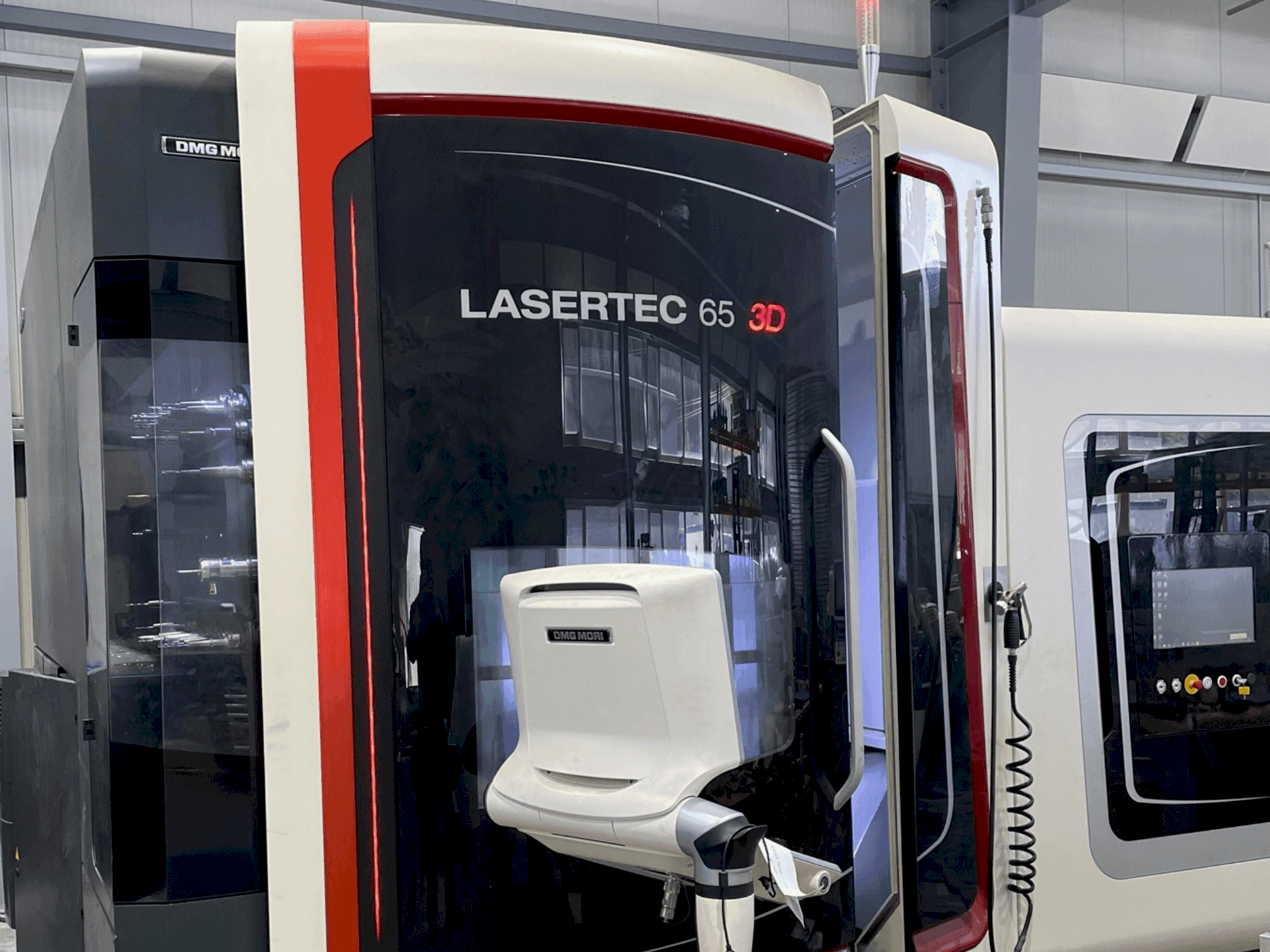 Vooraanzicht  van DMG MORI LASERTEC 65 3D Hybrid  machine