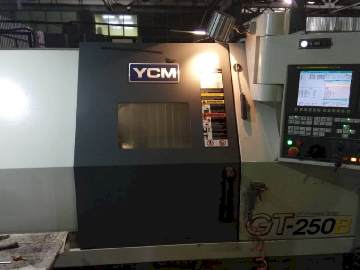 Vooraanzicht  van YCM GT250B  machine
