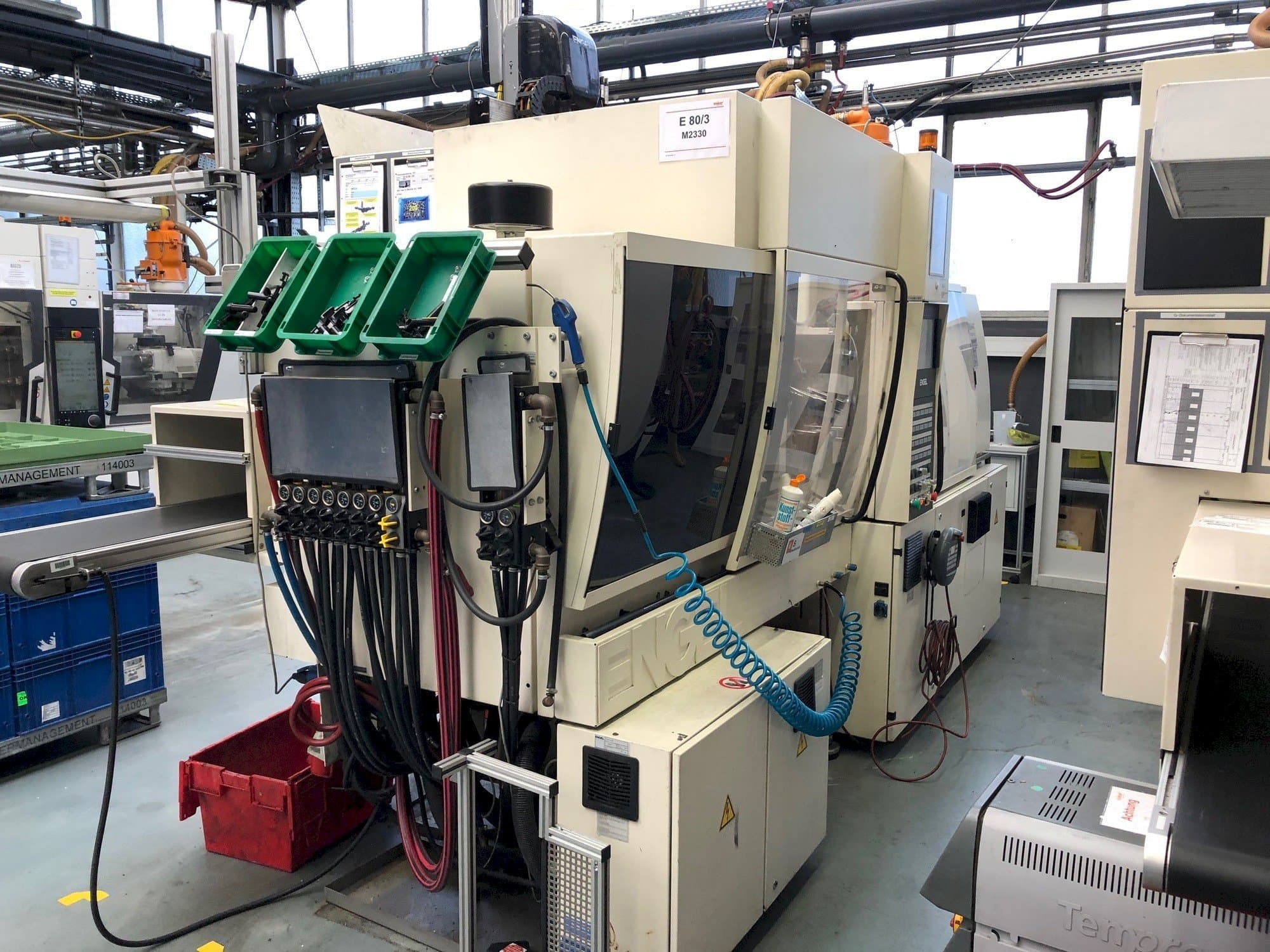 Vooraanzicht  van ENGEL Victory 330/80  machine