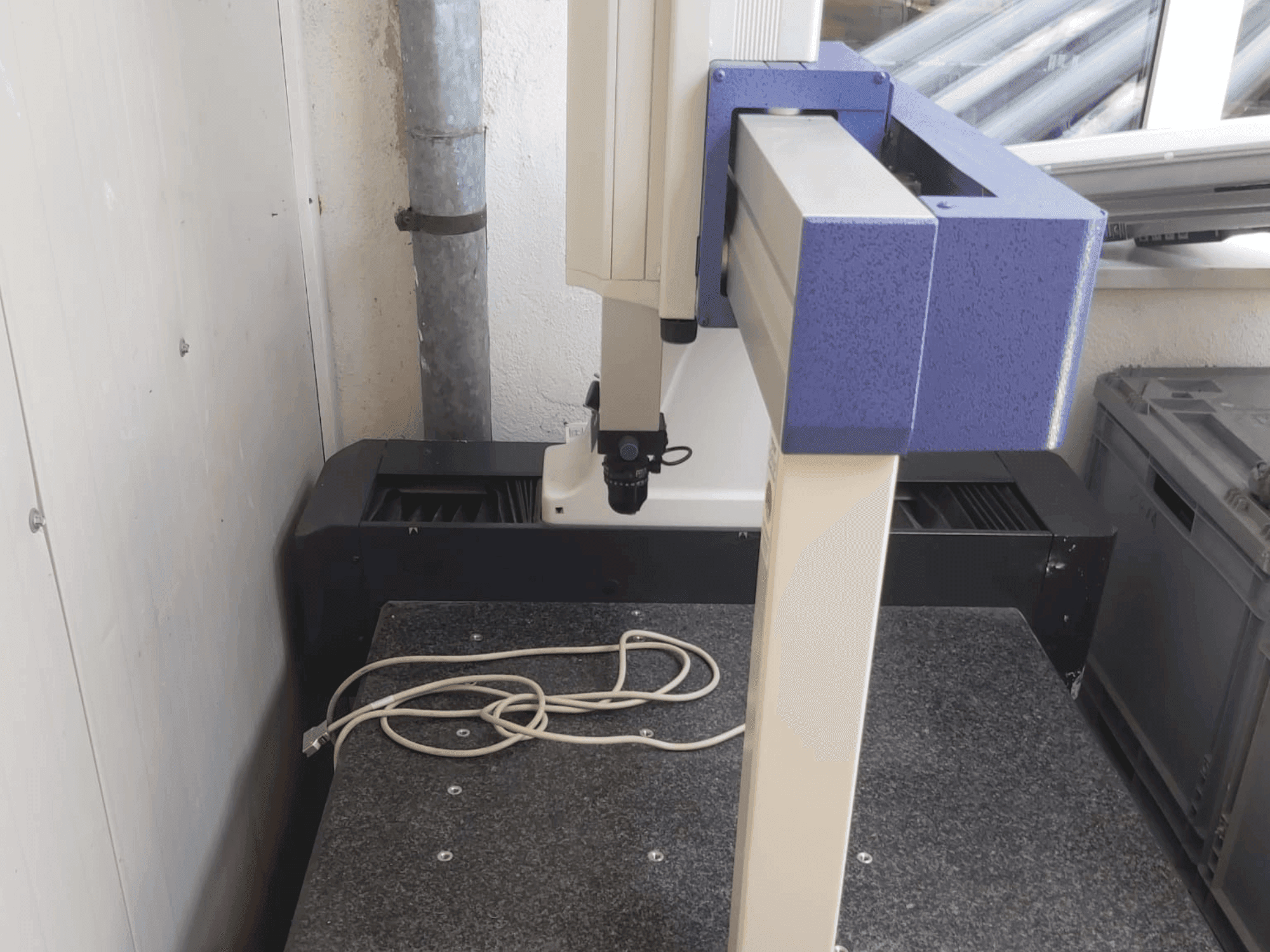 Vooraanzicht  van Mitutoyo Crysta-Plus M443  machine