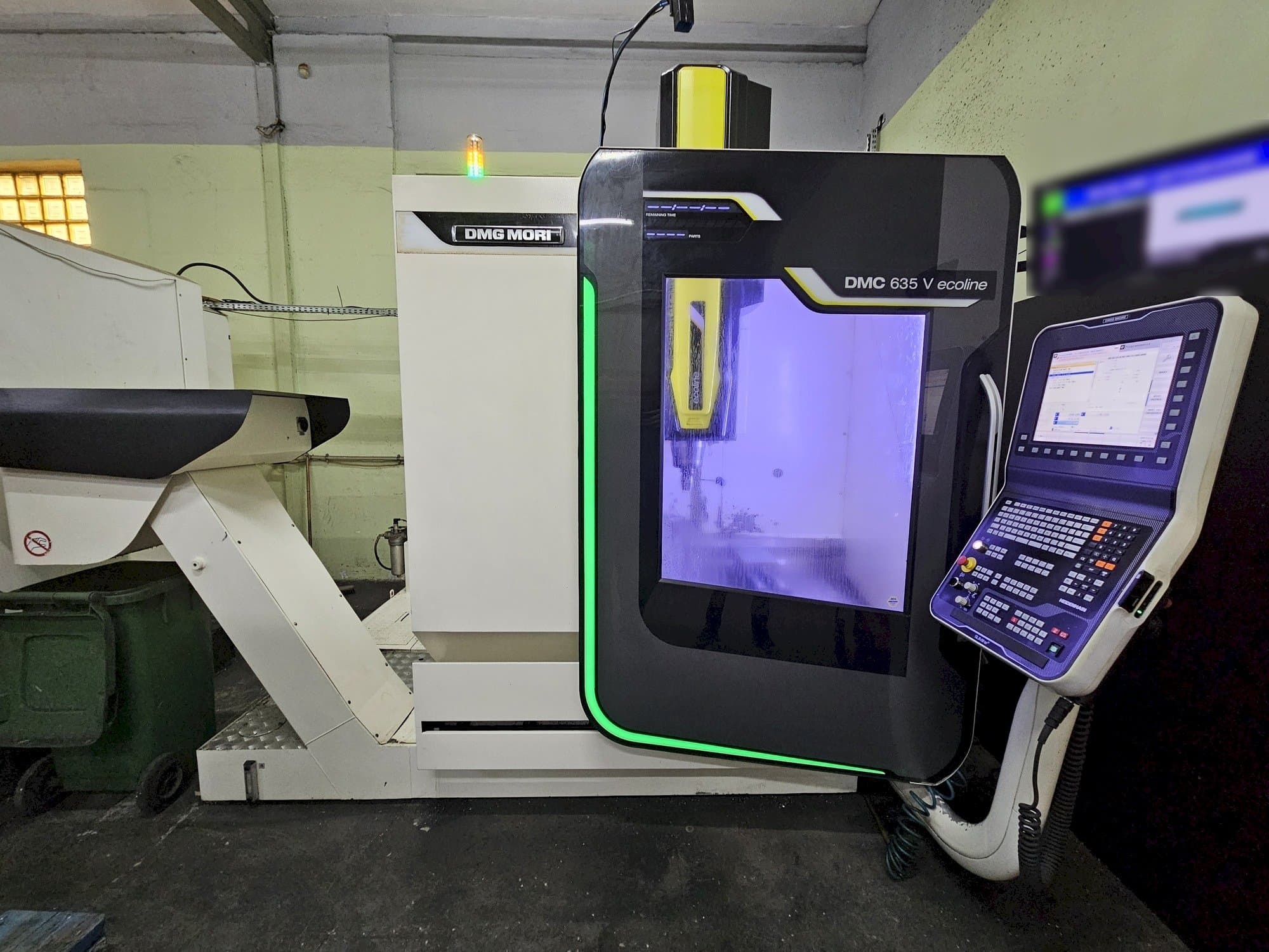 Vooraanzicht van DMG MORI DMC 635V ecoline machine