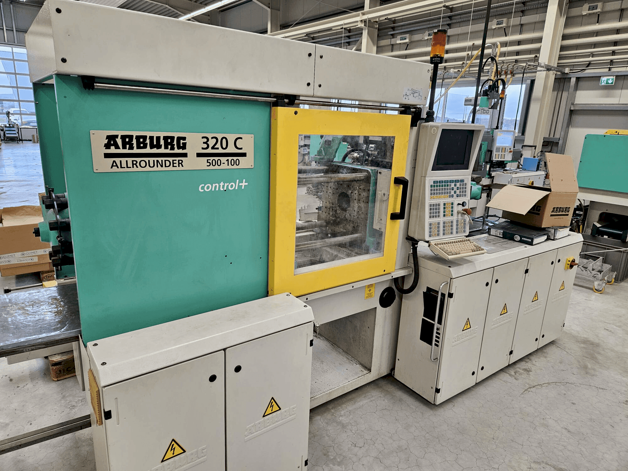 Vooraanzicht  van Arburg 320 C 500-100 + Multilift H with B-Axis  machine