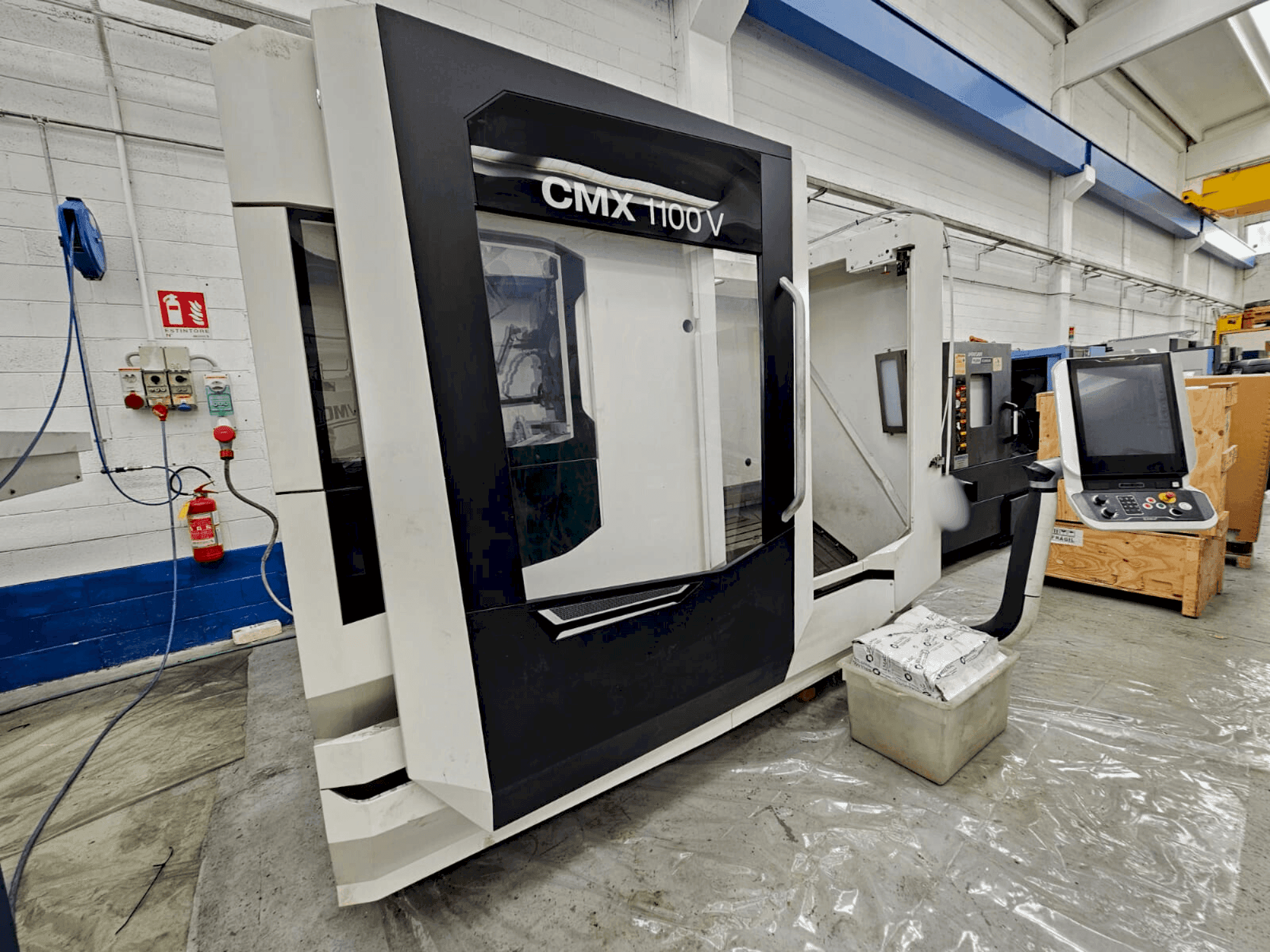 Vooraanzicht  van DMG MORI CMX 1100V  machine