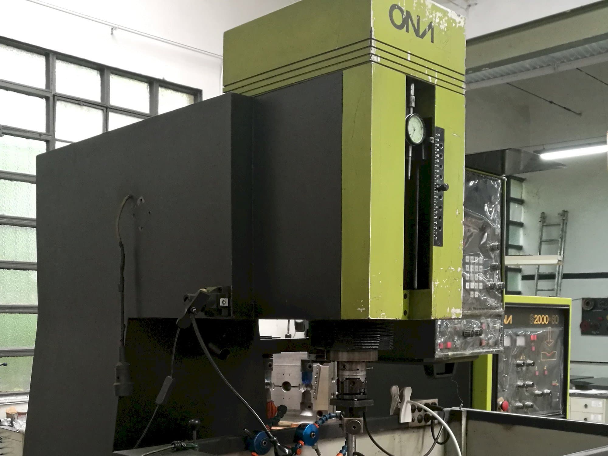 Links zicht  van ONA IN 260  machine