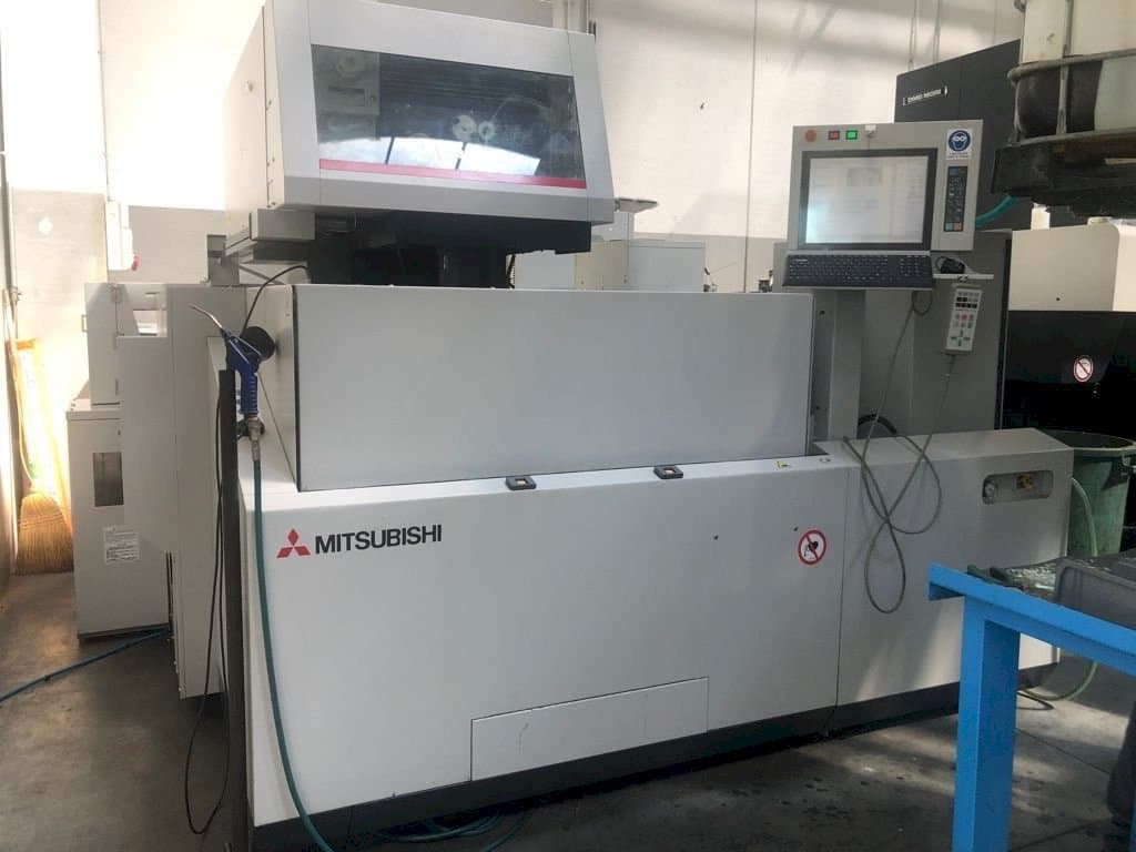 Vooraanzicht van Mitsubishi MV2400S machine