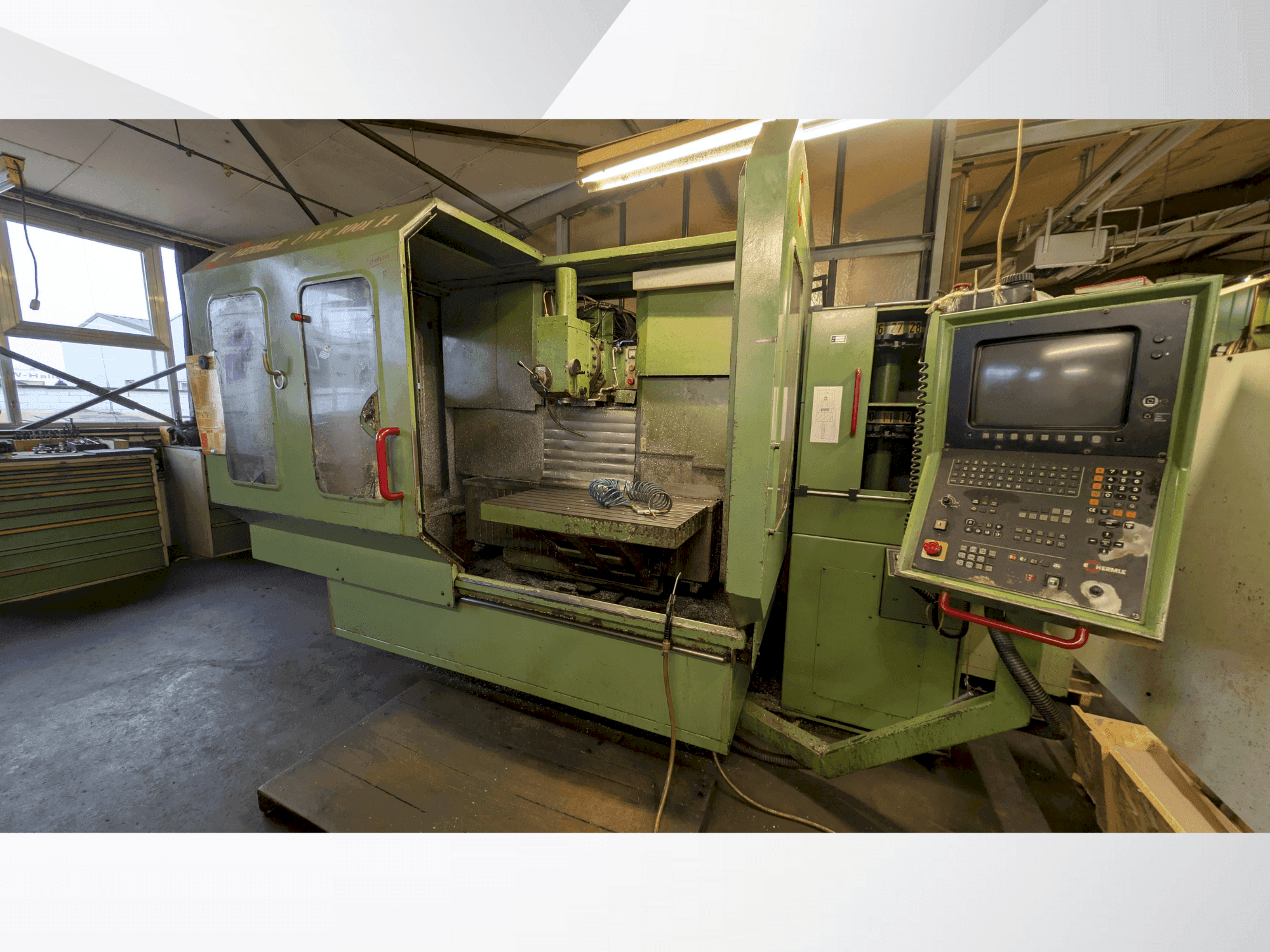 Vooraanzicht  van HERMLE 1001  machine