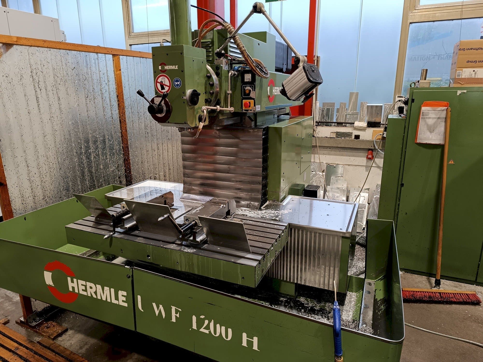 Vooraanzicht  van HERMLE UWF1200  machine