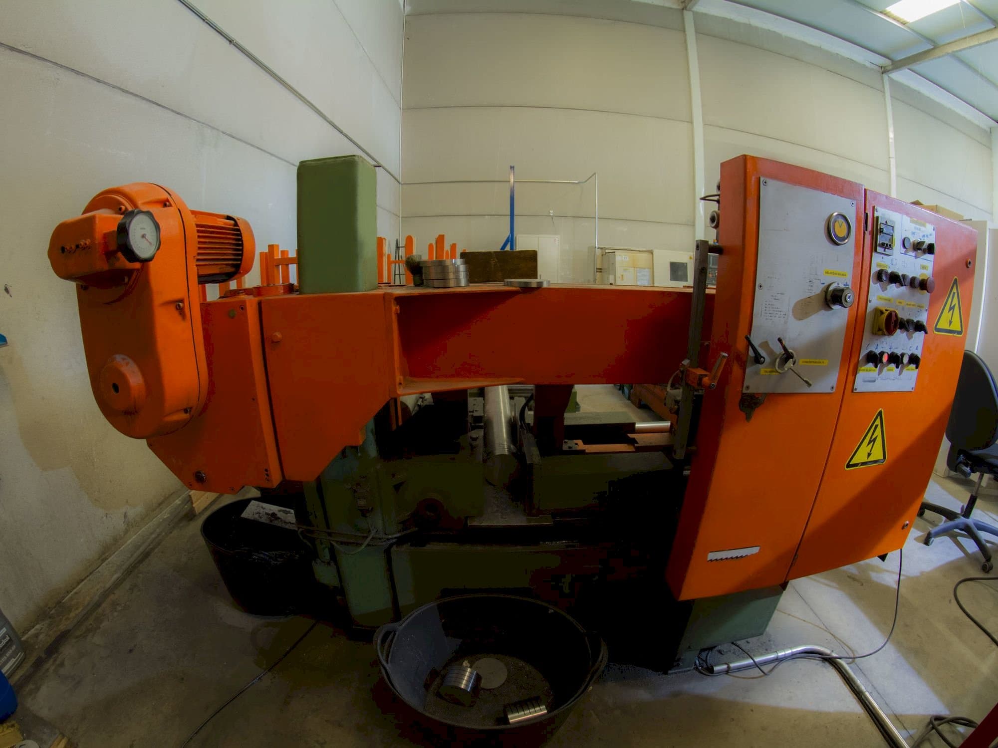 Vooraanzicht  van KASTO HBA 340 AU  machine