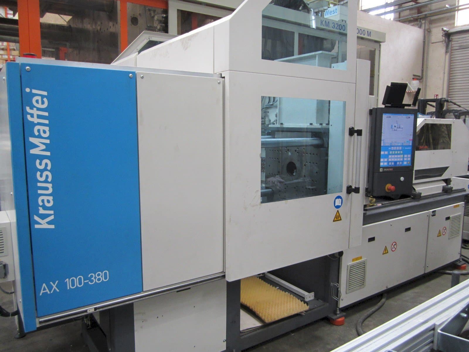 Vooraanzicht  van Krauss Maffei 100-380 AX  machine