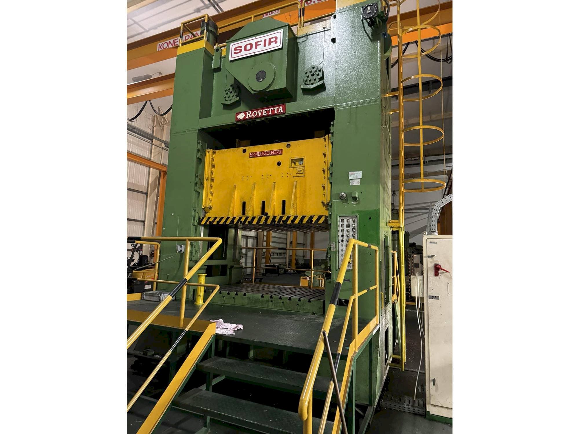 Vooraanzicht  van ROVETTA 400t  machine