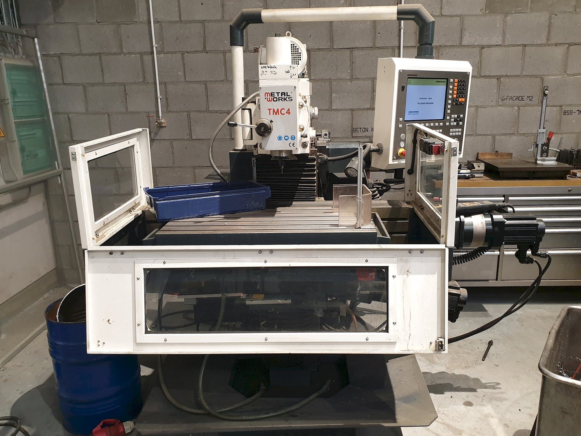 Vooraanzicht  van Metal Works TMC 4 machine