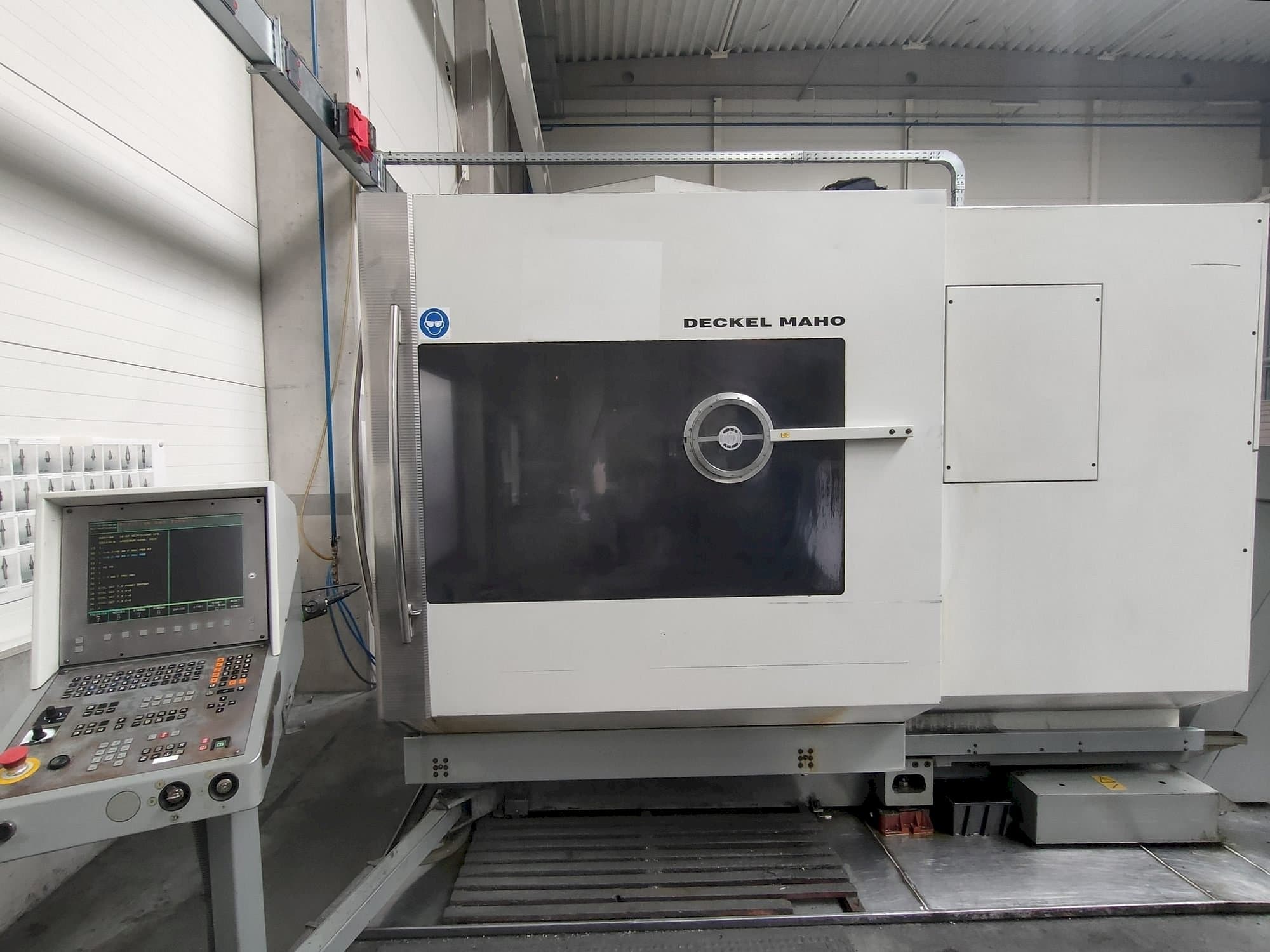 Vooraanzicht  van DECKEL MAHO DMU 60P  machine