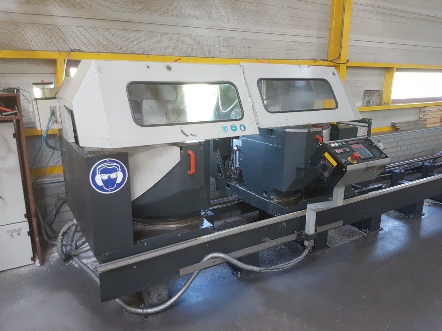 Vooraanzicht  van Elumatec DG 244  machine