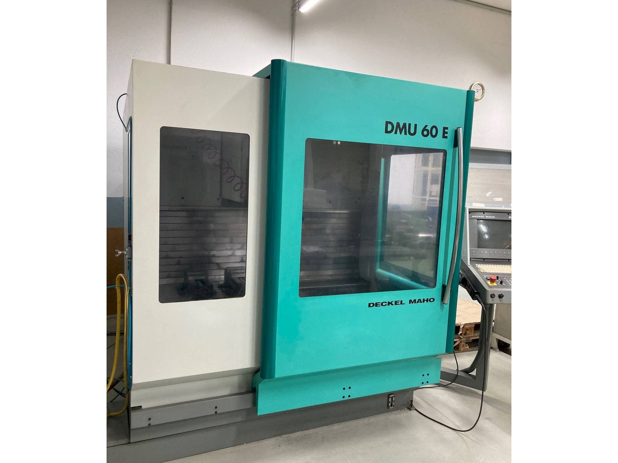 Vooraanzicht  van DECKEL MAHO DMU 60 E  machine