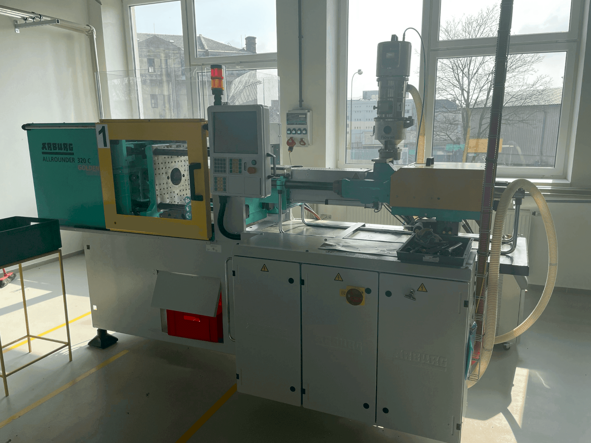 Vooraanzicht  van Arburg Allrounder 320C 500-170  machine