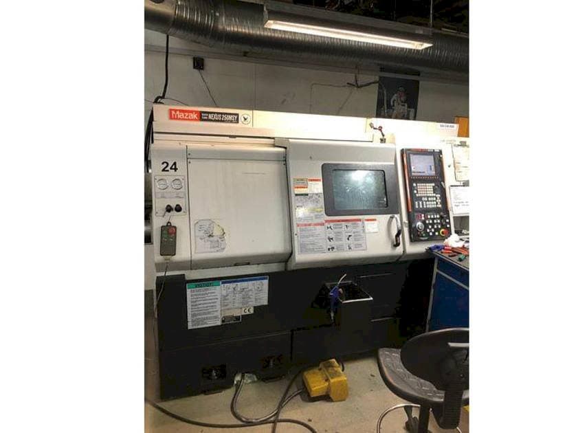 Vooraanzicht  van Mazak QTN 250 MSY  machine
