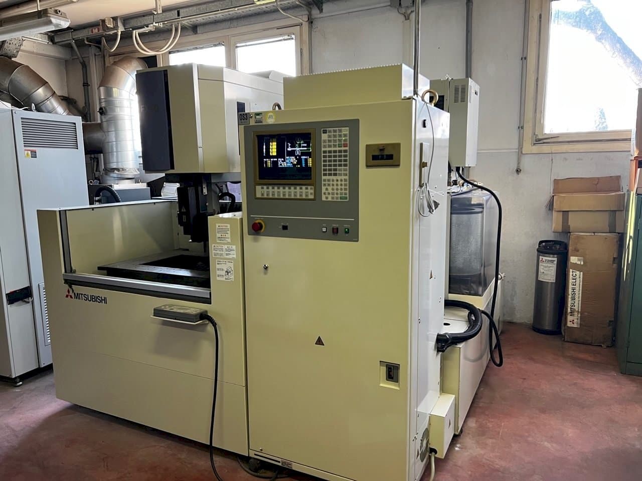 Vooraanzicht  van Mitsubishi fx 20  machine