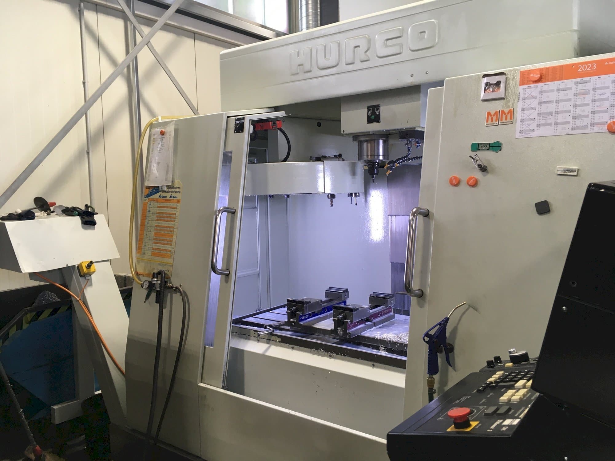 Vooraanzicht  van Hurco BAC 30 HTM  machine