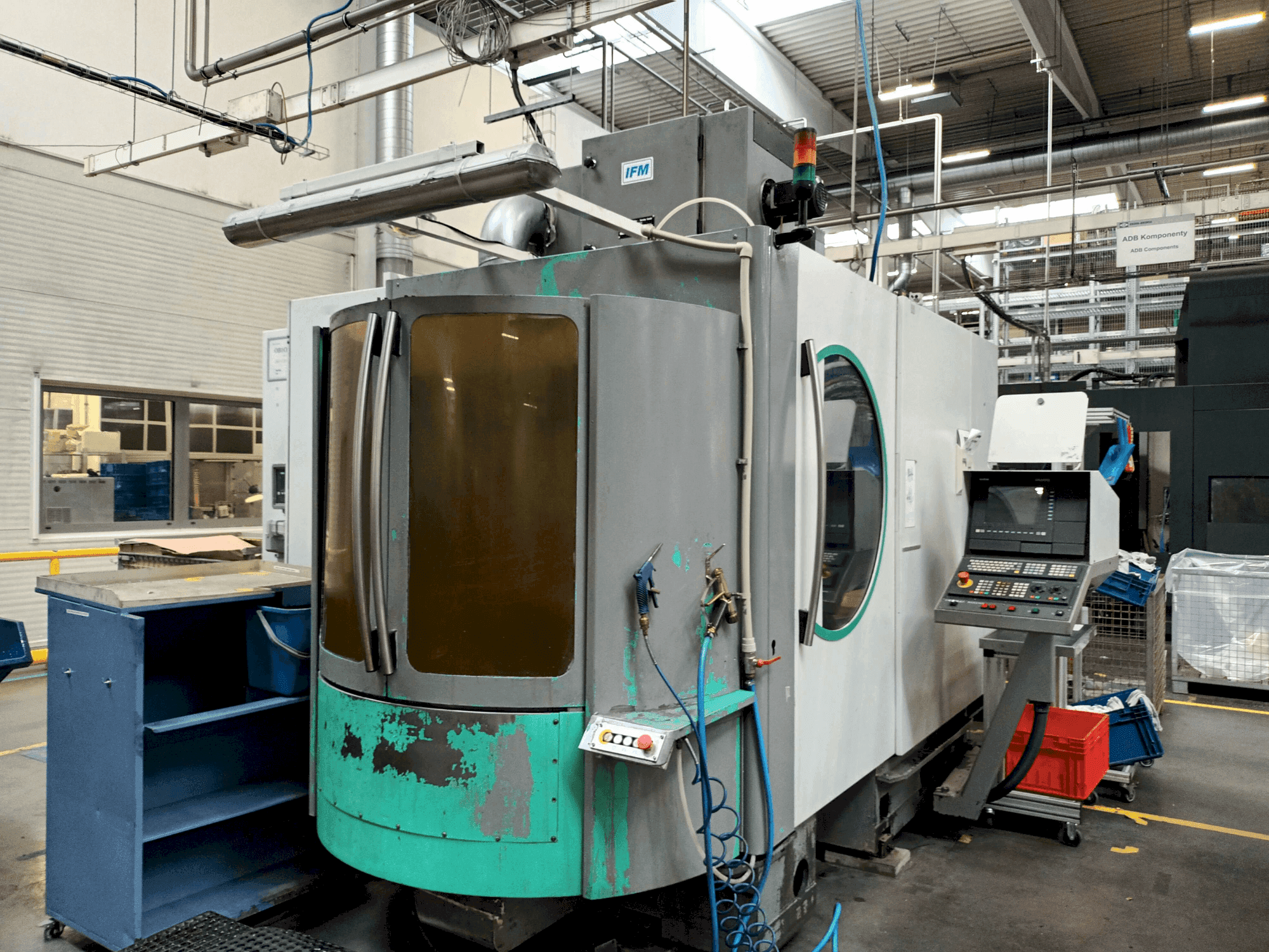 Vooraanzicht  van DECKEL MAHO DMC 60H  machine