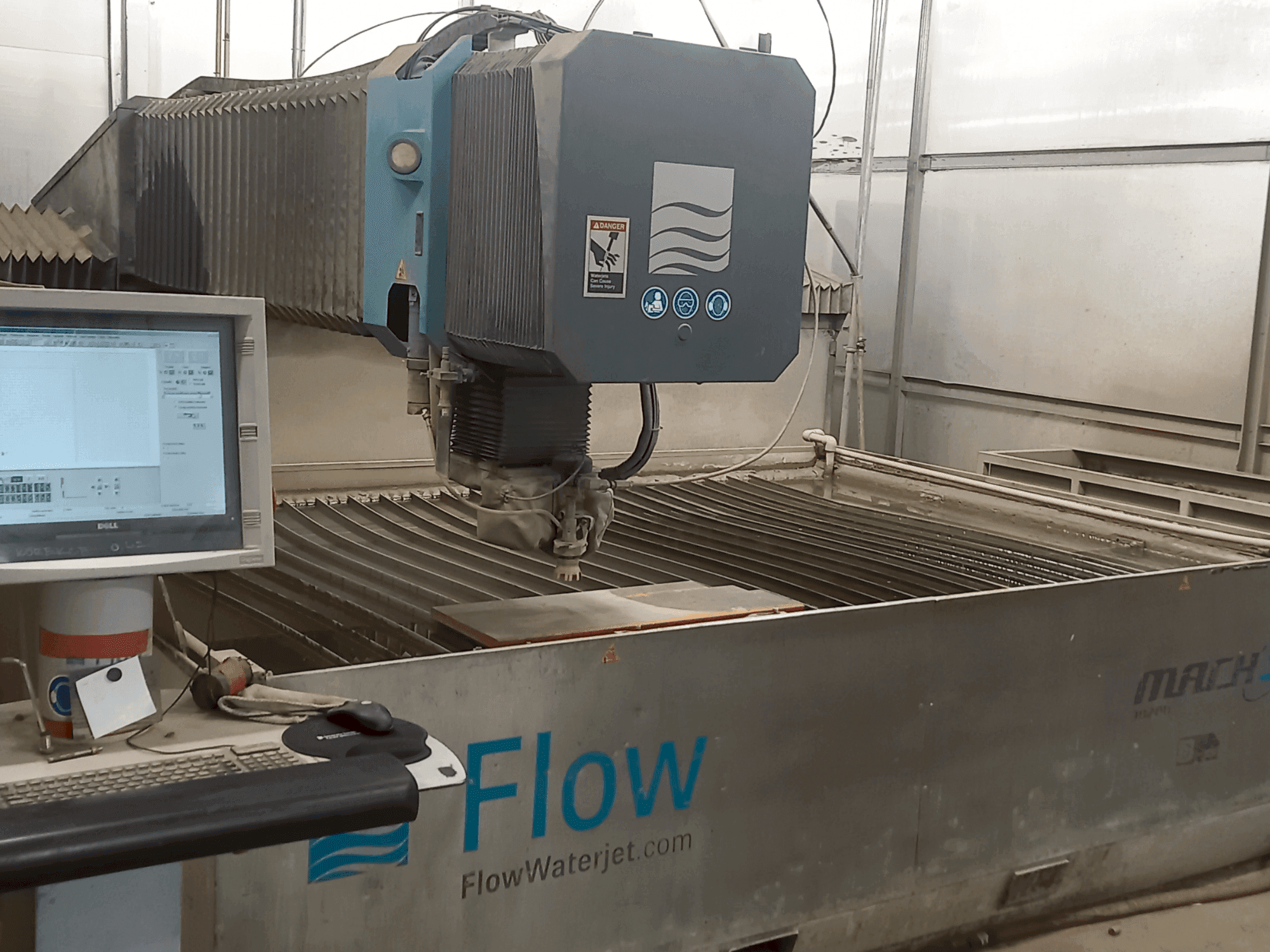 Vooraanzicht  van Flow Mach 3-3020b  machine