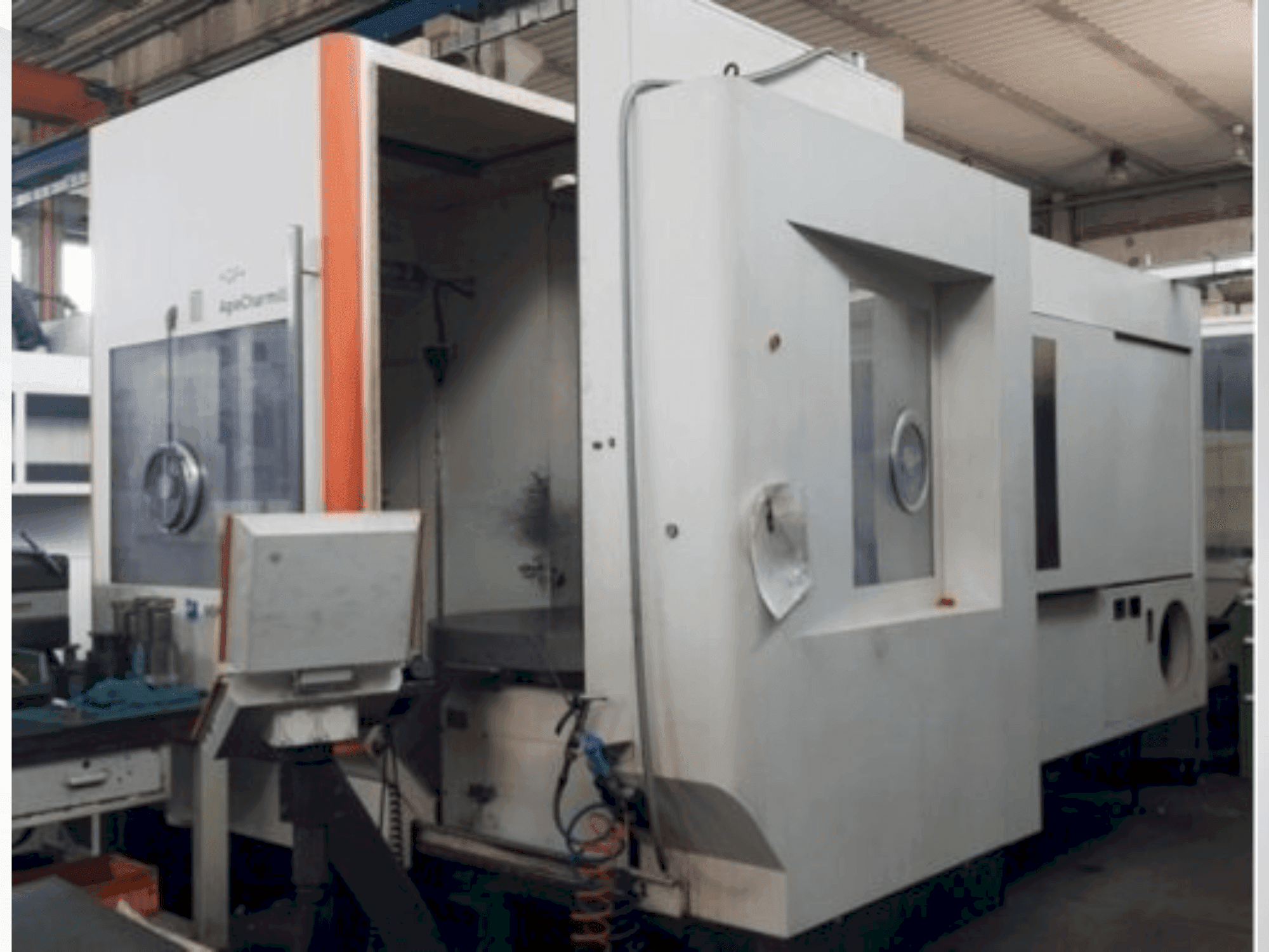 Vooraanzicht  van MIKRON HPM 1350U  machine