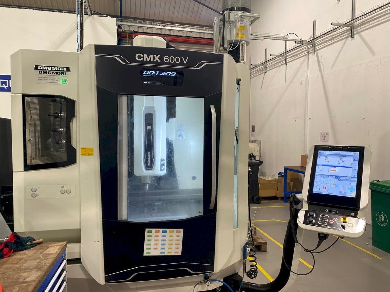 Vooraanzicht  van DMG CMX 600 V  machine