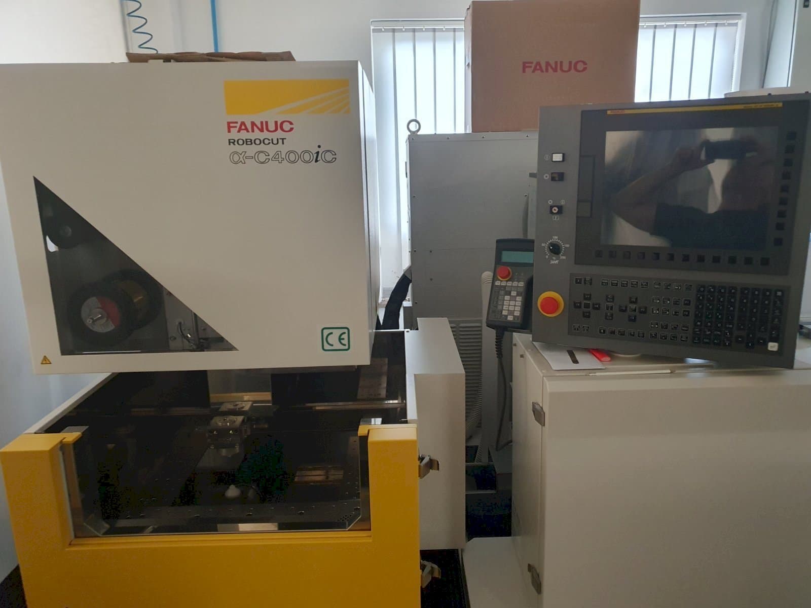 Vooraanzicht  van FANUC Robocut C400iC  machine