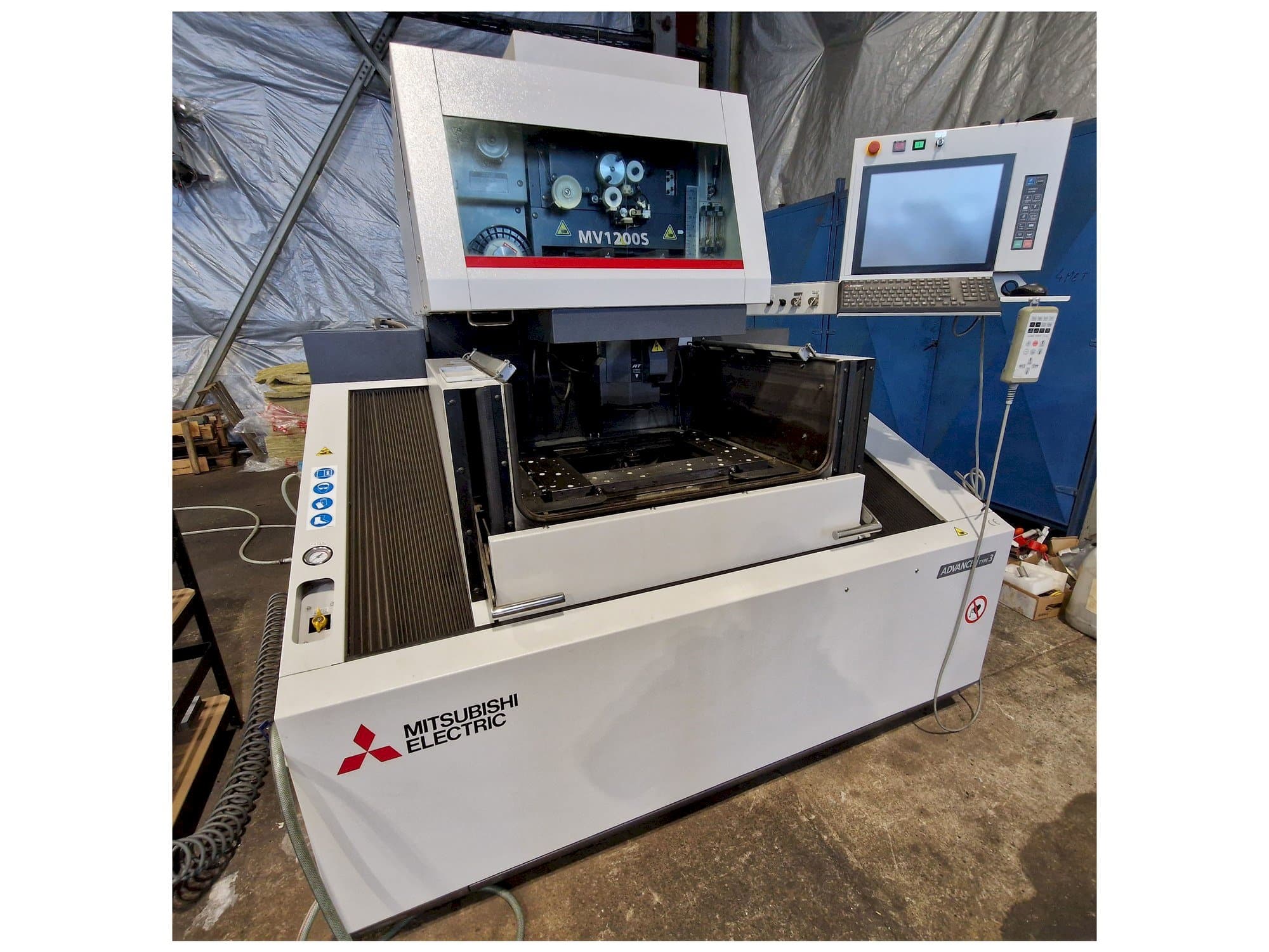 Vooraanzicht  van Mitsubishi MV1200S  machine