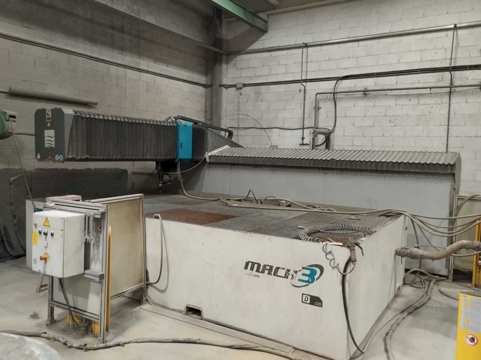 Vooraanzicht  van Flow Mach3 4020B  machine