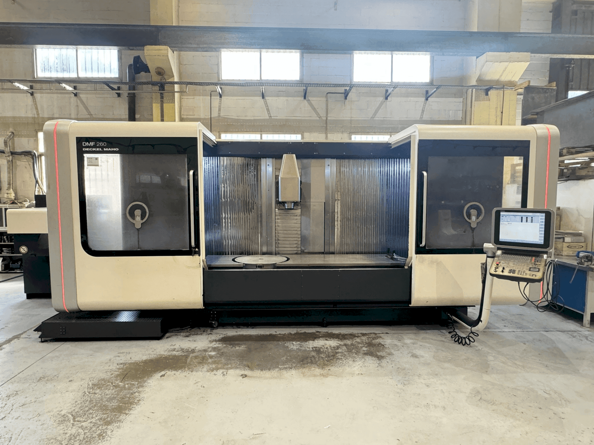 Vooraanzicht van DMG MORI DMF 260/7 machine