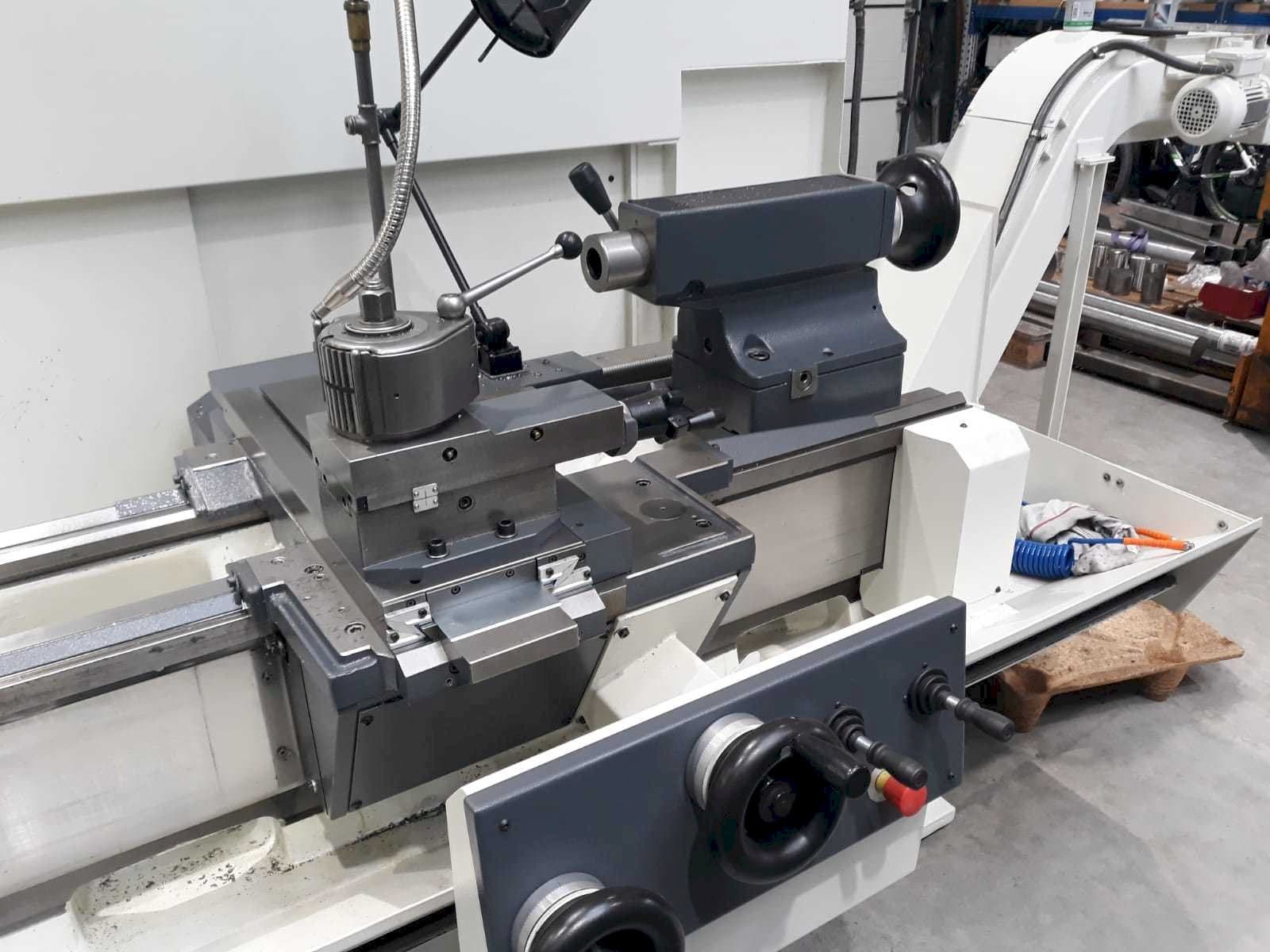 Vooraanzicht  van BOEHRINGER DUS 560  machine