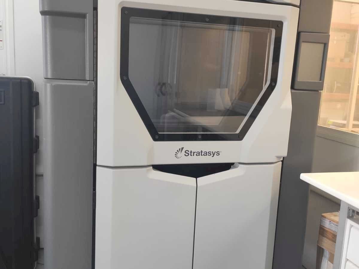 Vooraanzicht  van Stratasys Fortus 450MC  machine