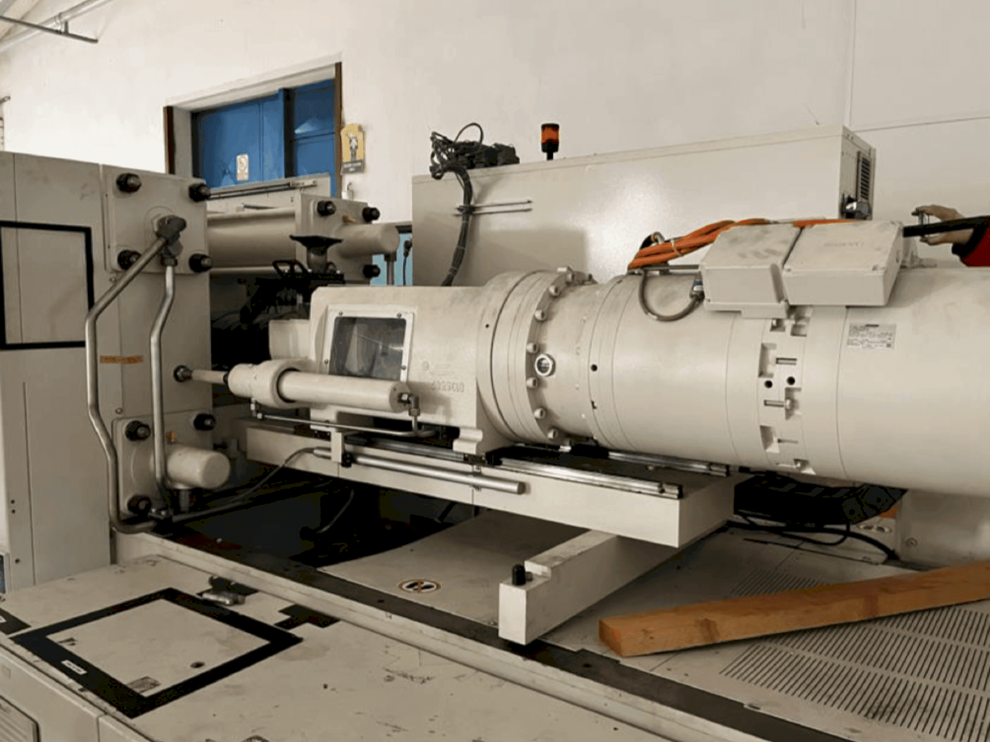 Vooraanzicht  van Krauss Maffei 200-750 CX  machine