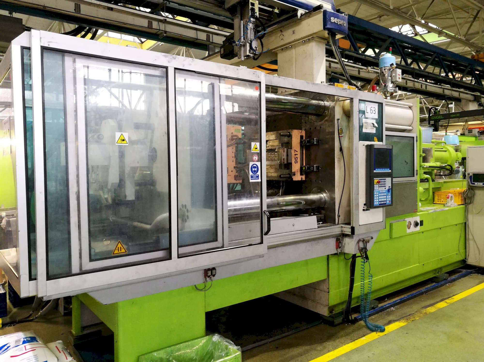 Links zicht  van Krauss Maffei 420-1900 C2 machine