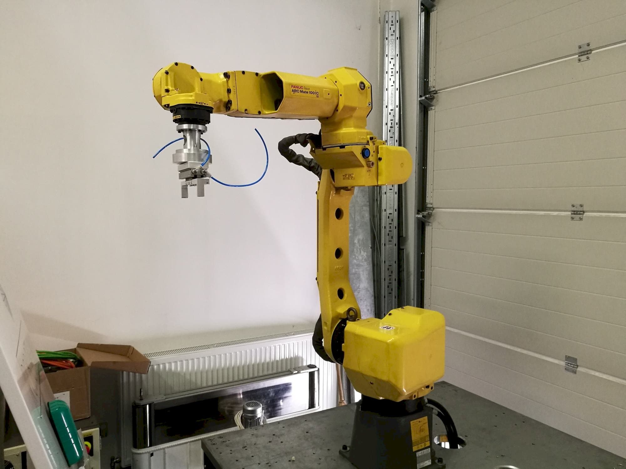Vooraanzicht van FANUC ARC Mate 100iC/12 machine