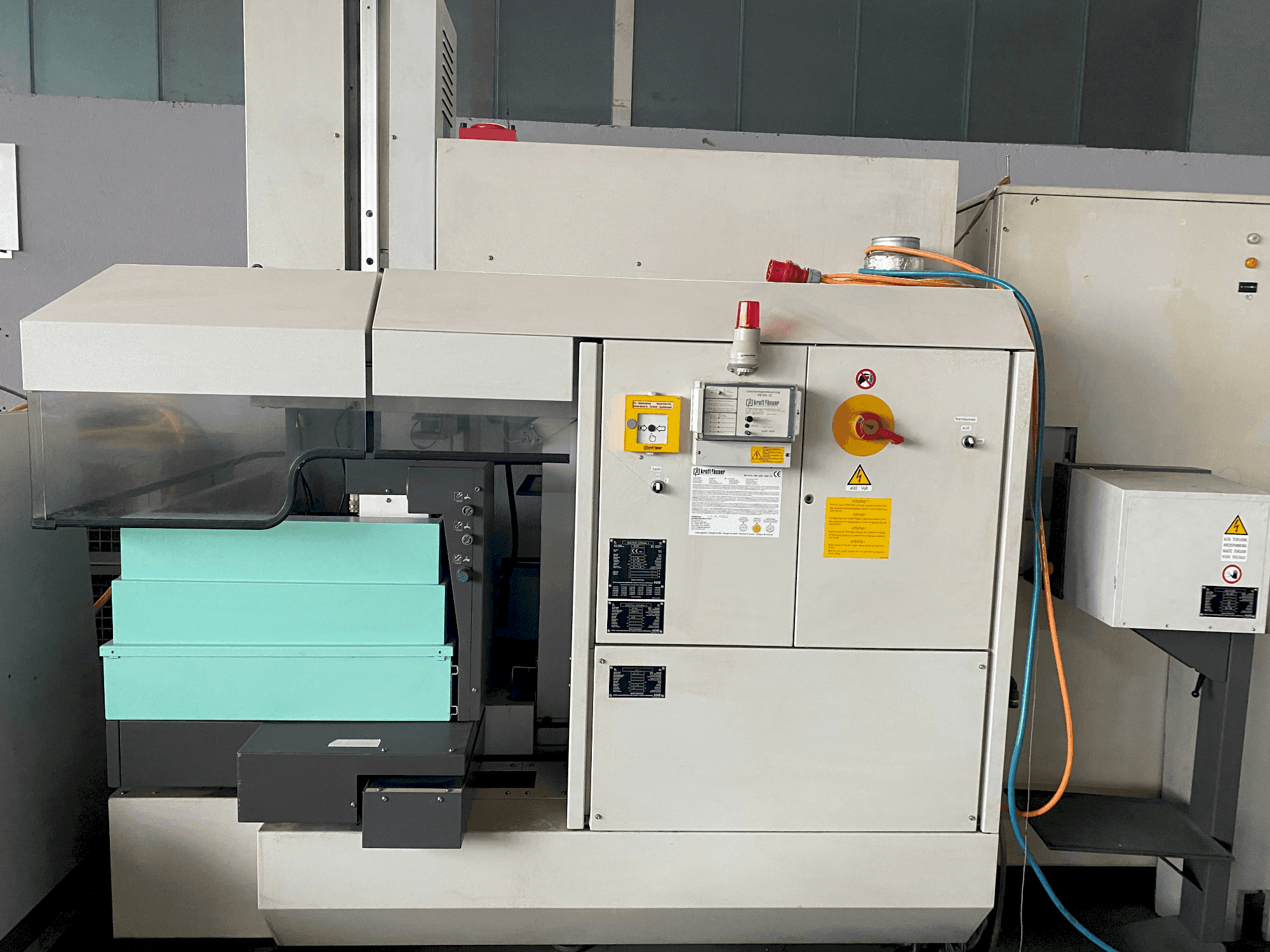 Vooraanzicht  van AGIE Agietron Integral 2  machine