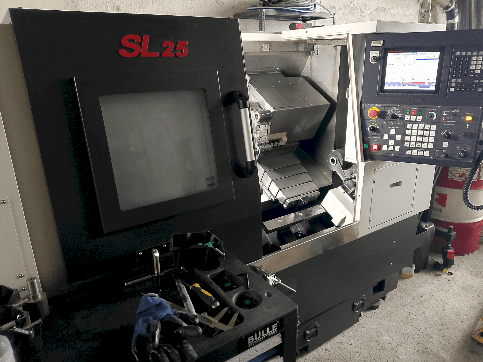 Vooraanzicht  van Akira Seiki SL 25  machine