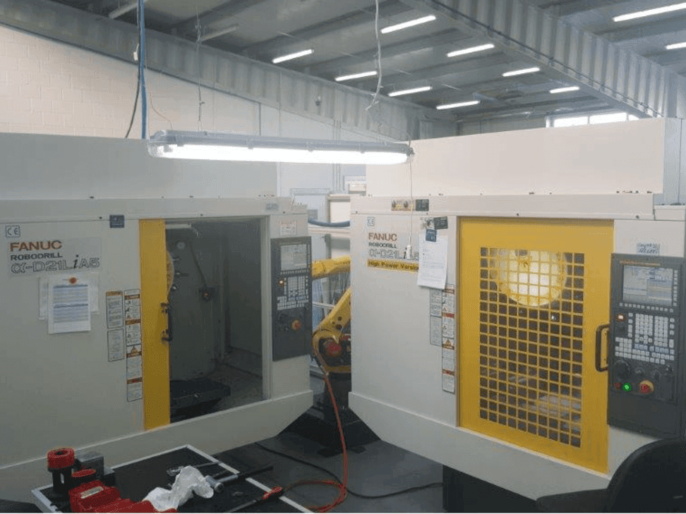 Vooraanzicht  van FANUC RoboDrills D21LiA5 + M20iA/M35  machine