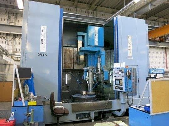 Vooraanzicht  van PIETRO CARNAGHI  ATF 8 SH  machine