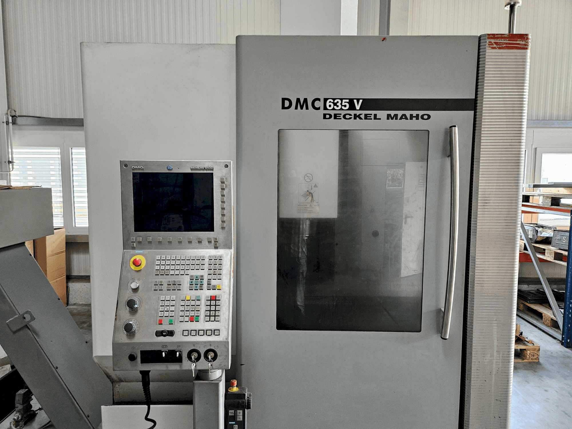 Vooraanzicht  van DECKEL MAHO DMC 635 V  machine