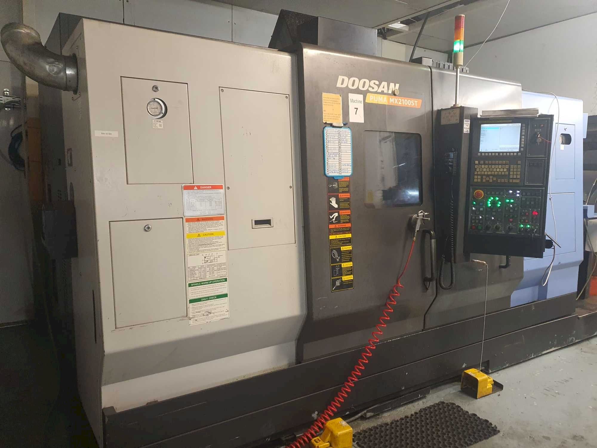 Vooraanzicht  van Doosan Puma MX2100ST  machine