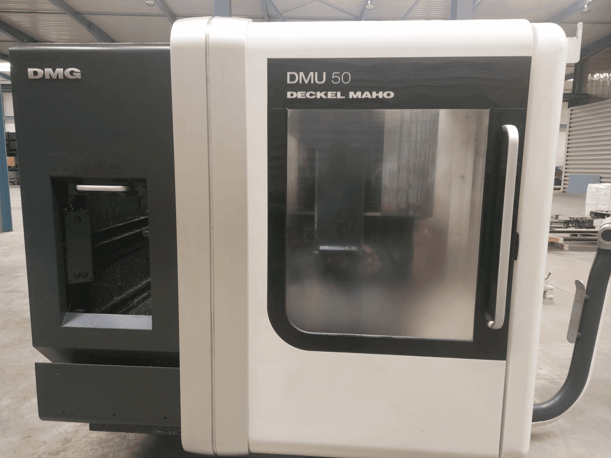 Vooraanzicht  van DMG DECKEL MAHO DMU 50  machine