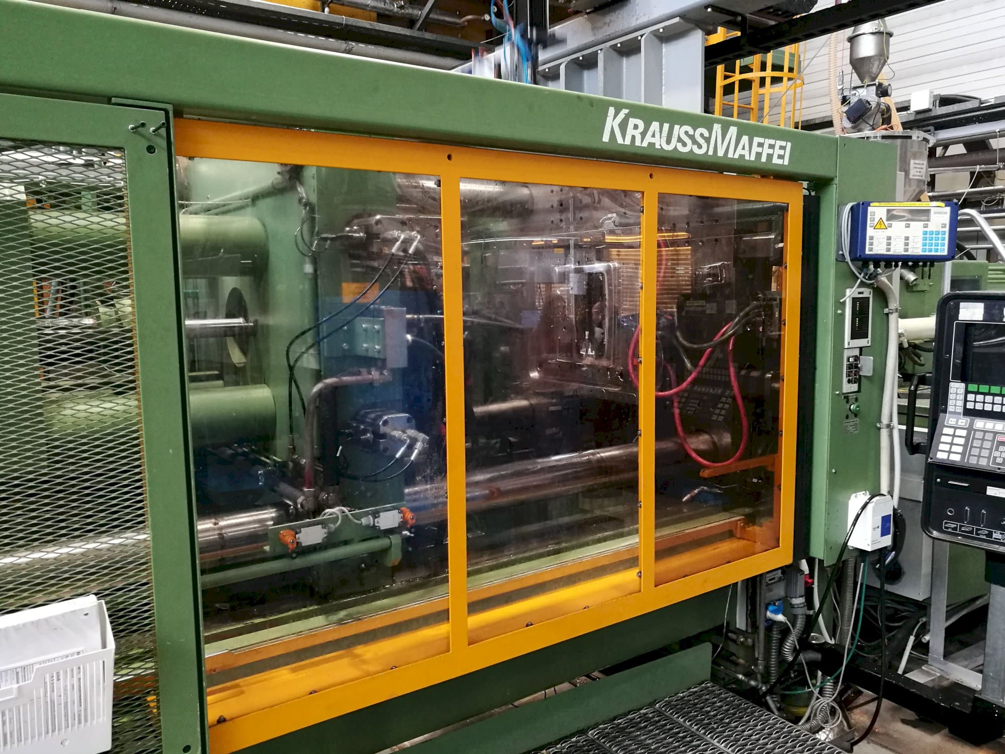 Links zicht  van Krauss Maffei 650-2300 B2 machine