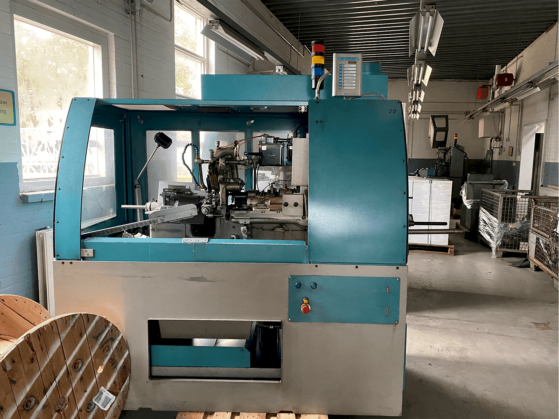 Vooraanzicht  van Tornos-Bechler NAT-125 vario  machine