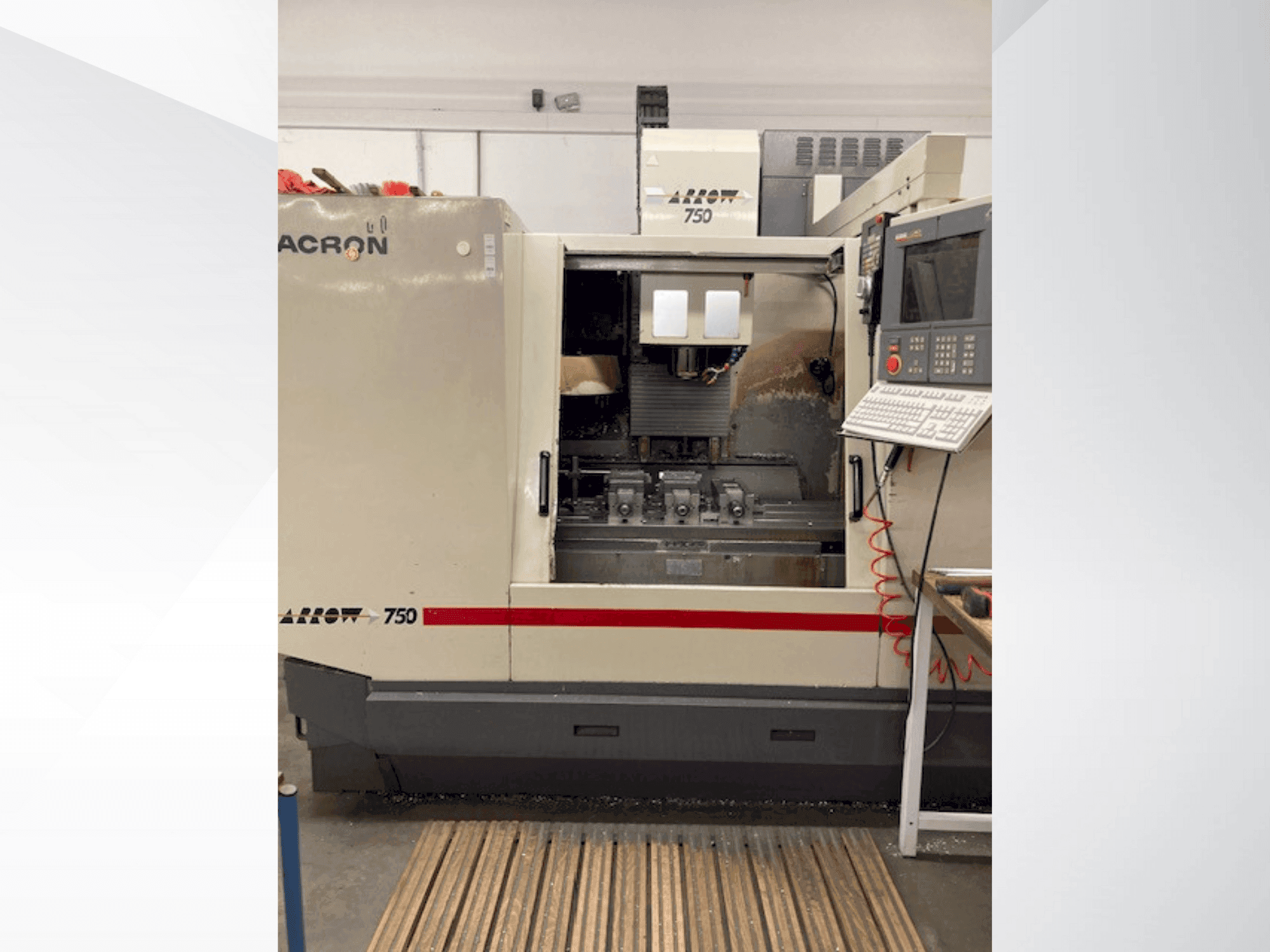 Vooraanzicht  van Cincinnati Milacron Arrow 750  machine