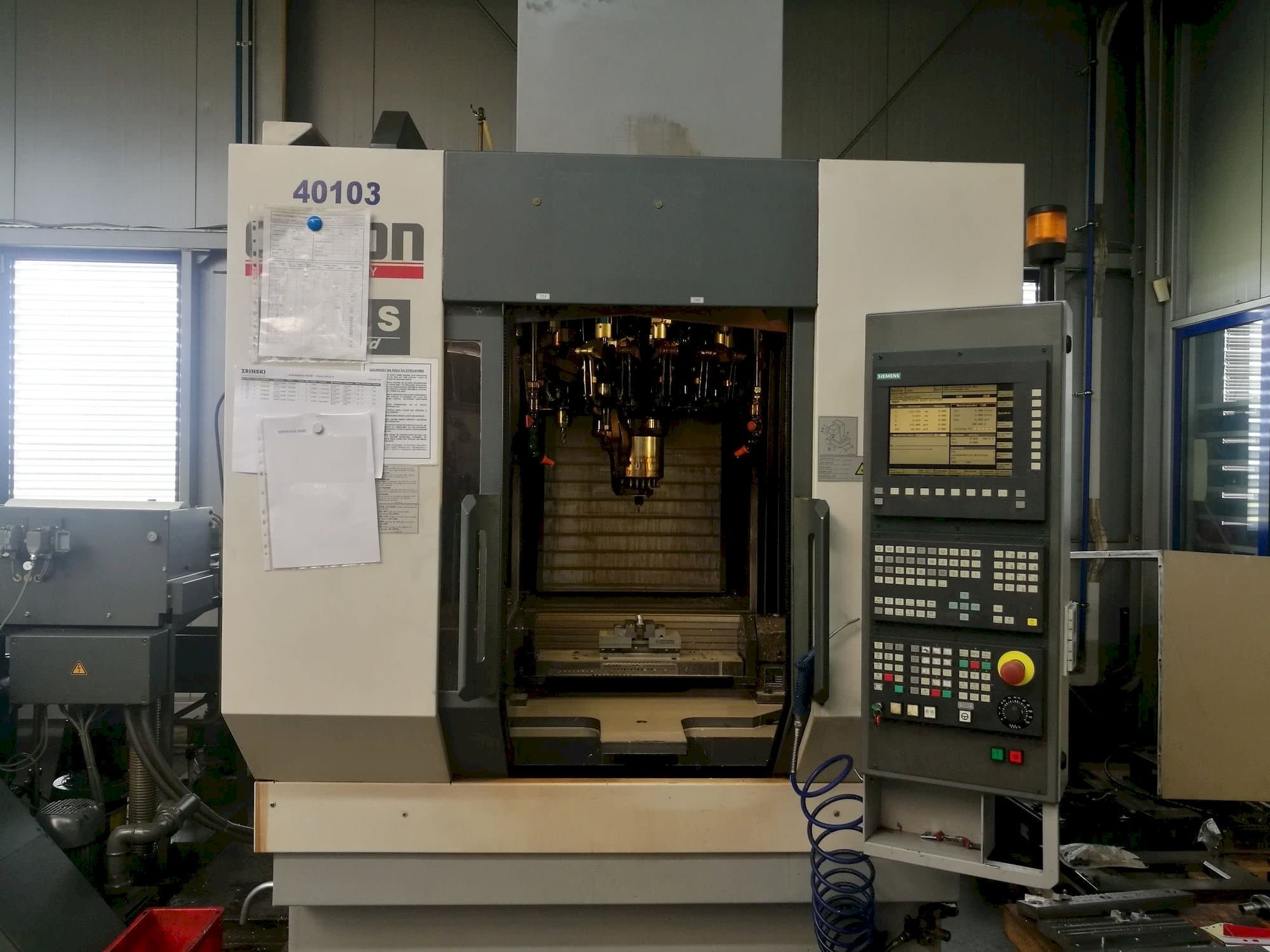 Vooraanzicht  van CHIRON FZ12S  machine